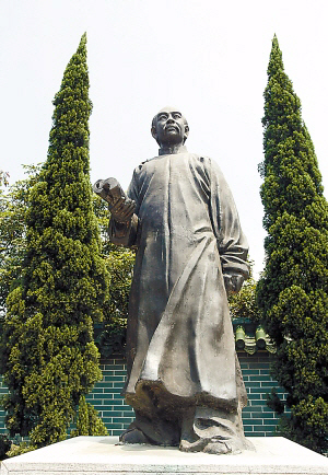 칭다오(靑島)에 세워져있는 캉유웨이 동상.