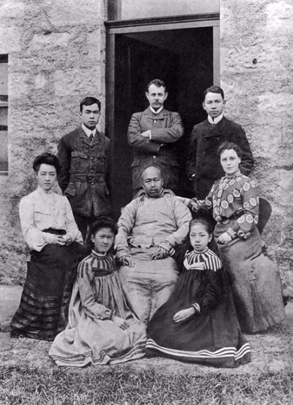 서태후 등 수구파를 피해 해외로 떠돌던 캉유웨이(가운데 앉은 이)가 1907년 미국에서 찍은 사진. 앞줄 오른쪽은 그의 둘째 딸 캉퉁피(康同壁)다.