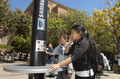 1일(현지시간) 미국 UCLA대학에 재학 중인 학생들이 교내에 설치된 ‘삼성 차징스테이션’을 이용한 뒤 통화를 하고 있다. 삼성전자 제공