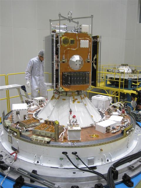 한국 최초 우주발사체 ‘나로호(KSLV-1)’ 2차 발사를 37일 앞둔 3일, 나로호 상단의 킥모터와 탑재부 조합체가 과학기술위성 2호와 조립됐다. 오는 6일 페어링 조립 후 최종 시험을 거쳐 1단 발사체와 결합된 뒤 다음달 9일 우주로 발사된다.