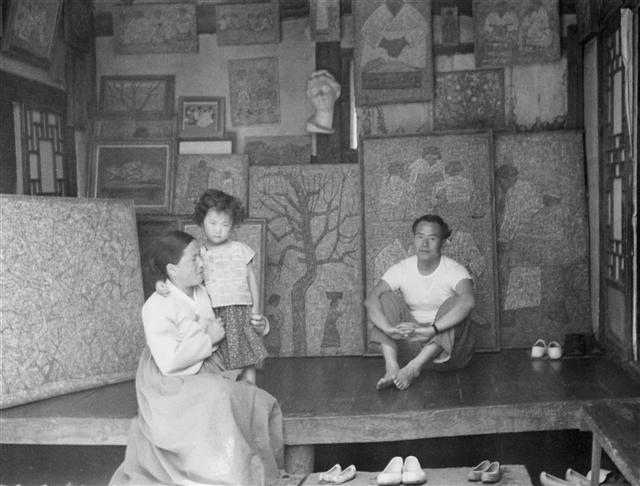 1959년 서울 창신동 자택 마루에서 부인 김복순 여사, 큰딸 인숙씨와 함께한 박수근 화백. 마루는 그의 작업실이자 가족의 생활공간이었다.