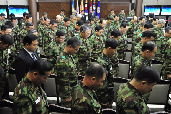 4일 오전 국방부 청사에서 열린 전군 주요지휘관회의에 참석한 군 지휘관들이 천안함 사태 희생자를 추모하는 묵념을 하고 있다. 청와대 사진기자단
