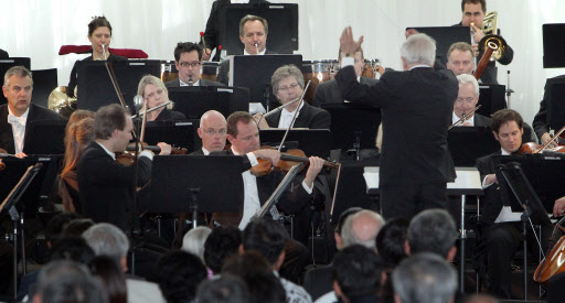 영국 교향악단 필하모니아 오케스트라 단원들이 5일 오후 전남 고흥군 소록도에서 한센인들을 위해 공연하고 있다.  고흥 연합뉴스
