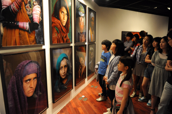 어린이날인 5일 세종문화회관 미술관에서 열리고 있는 스티브 맥커리 ´진실의 순간전´을 찾은 시민들이 작품을 감상하고 있다.
