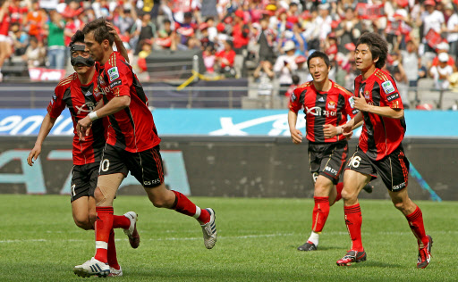 FC서울의 데얀(왼쪽 두번째)이 5일 프로축구 K-리그 성남전에서 전반 20분 결승골을 성공시킨 뒤 어시스트를 한 방승환(왼쪽) 등 동료와 환호하고 있다.  연합뉴스