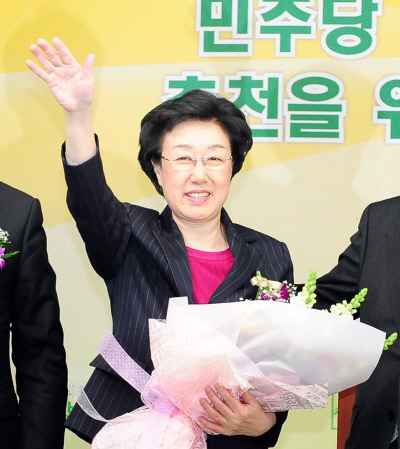 6일 민주당 서울시장 후보로 선출된 한명숙 전 총리가 축하의 꽃다발을 받고 손을 흔들고 있다. 이호정기자 hojeong@seoul.co.kr