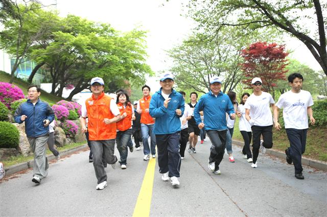 권오현(왼쪽 세번째) 삼성전자 반도체사업부 사장 등 임직원들이 6일 경기도 기흥사업장에서 열린 ‘사랑의 달리기’ 행사에 참가하고 있다. 삼성전자 제공