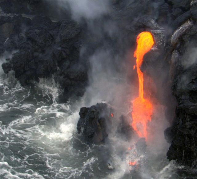 미국 하와이의 킬라우에아 화산에서 흘러나온 용암들.