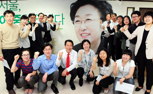 민주당 한명숙 서울시장 후보 캠프의 임종석 대변인(앞줄 왼쪽에서 세번째)과 참모진들이 10일 승리를 다짐하는 파이팅을 외치고 있다. 이언탁기자 utl@seoul.co.kr