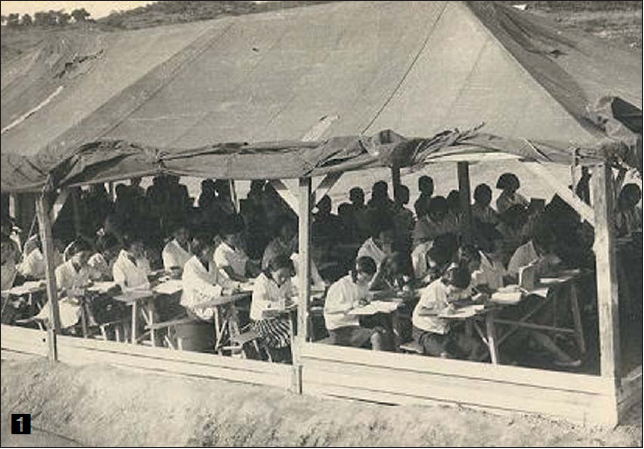 삼복더위 속에서도 향학열은 꺼질 줄을 모른다. 천막교사 안 빽빽한 학생들 모습. 1971년 7월 12일 촬영.  한림학교 제공