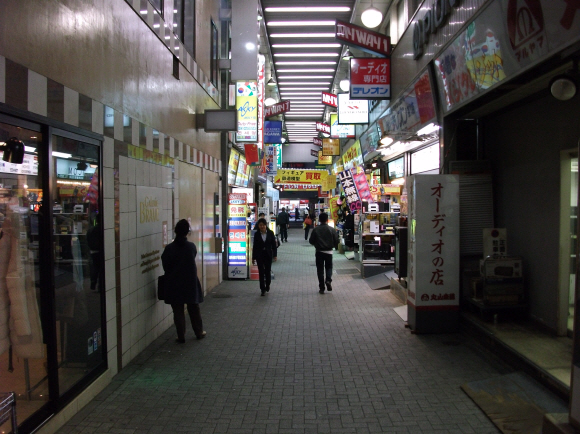 전자상가가 밀집된 도쿄 아키하바라에는 화려한 조명과 달리 경제침체로 인해 제품을 구매하는 고객들의 발길이 뜸하다. 도쿄 이종락특파원 jrlee@seoul.co.kr