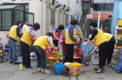 영등포구 당산1동 자원봉사연합회원들이 11일 가정 형편이 어려워 자전거를 갖지 못한 저소득층 어린이들에게 선물할 중고 자전거를 세척, 수리하고 있다. 영등포구 제공 