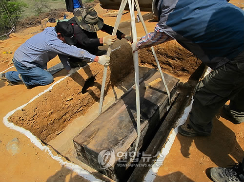 임진왜란 이전 여성 미라 발굴 경기 오산 가장2일반산업단지 예정지에서 발견된 조선시대 회곽묘(灰槨墓). 회곽 안에 안치한 목관에서는 1500년대 임진왜란 이전 조선시대 여성 미라가 발견됐다. 목관 덮개에는 ‘宜人驪興李氏之柩(의인여흥이씨지구)’라는 무덤 주인공을 밝히는 명정이 있었다. 2010.5.13 << 사회부 기사참조, 서경문화재연구원 제공 >> 오산=연합뉴스