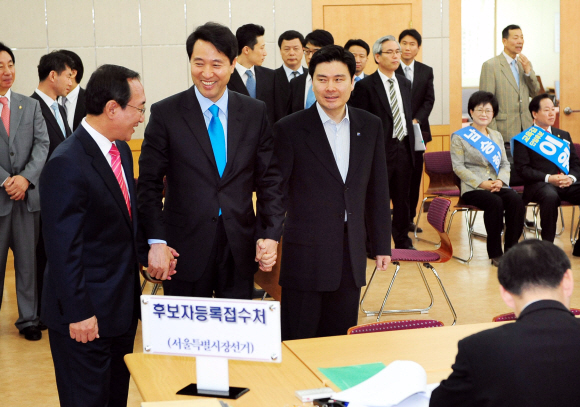 6·2 지방선거 후보자 등록 첫날인 13일 서울시선거관리위원회에서 오세훈(가운데) 한나라당 서울시장 후보와 노회찬(왼쪽) 진보신당 후보, 지상욱 자유선진당 후보가 후보등록을 마친 뒤 손을 잡고 ‘페어 플레이’를 다짐하고 있다.  이호정기자 hojeong@seoul.co.kr