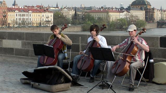 유럽의 전통을 간직한 체코는 문화예술 수준이 높다. 길거리에서도 클래식 음악을 심심찮게 접할 수 있다. EBS 제공 