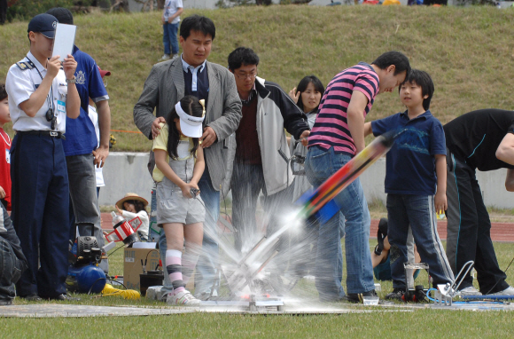 16일 충북 청주시 공군사관학교에서 열린 ‘제32회 공군참모총장배 스페이스챌린지 2010’ 본선대회에 참가한 한 초등학생이 만든 물로켓이 물을 뿜어내며 힘차게 날아오르고 있다. 공군 제공