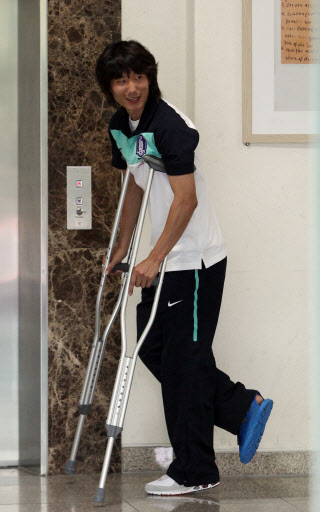 발목을 다친 김재성이 병원에서 진단을 받은 뒤 목발을 짚고 파주 대표팀트레이닝센터로 들어서고 있다. 연합뉴스