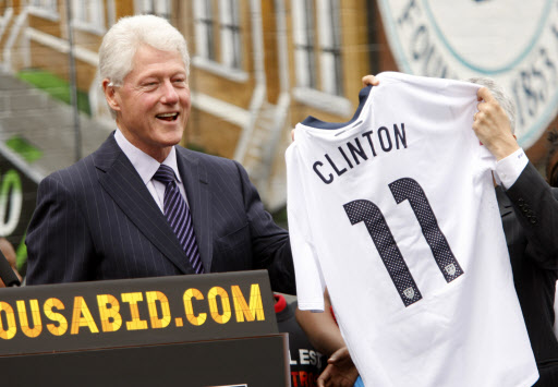 미국 월드컵유치위원회 명예위원장을 맡은 빌 클린턴 전 대통령이 18일 뉴욕에서 열린 유치 행사에서 자신의 이름이 새겨진 미국 축구대표팀 티셔츠를 들어 보이고 있다.  뉴욕 AP 특약
