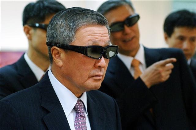 구본무 LG그룹 회장이 18일 LG전자가 개발한 3차원(3D) 입체영상 TV용 안경을 착용하고 3D TV를 살펴보고 있다. LG그룹 제공