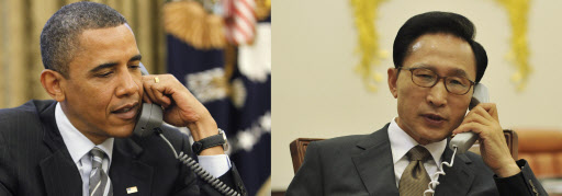 이명박(오른쪽) 대통령이 18일 오전 버락 오바마 미국 대통령과 전화통화를 갖고 천안함 사태 대응 방향 등 한·미동맹 전반에 대해 협의하고 있다. 연합뉴스