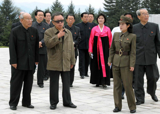 김정일 보천보전투 승리기념탑 시찰    북한 김정일(왼쪽 두 번째) 국방위원장이 최근 양강도 혜산시에 있는 보천보전투승리기념탑을 시찰했다고 조선중앙TV가 20일 보도했다.   연합뉴스