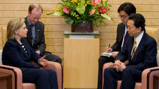 천안함 논의하는 美·日 21일 일본을 방문한 힐러리 클린턴(왼쪽) 미국 국무장관이 도쿄 시내 총리 집무실에서 하토야마 유키오 일본 총리와 회담을 진행하고 있다. 하토야마 총리는 회담에 앞서 “천안함 침몰 사건을 비롯한 한반도 정세에 대해 확실하게 논의하겠다.”고 밝혔다.  도쿄 AP 특약