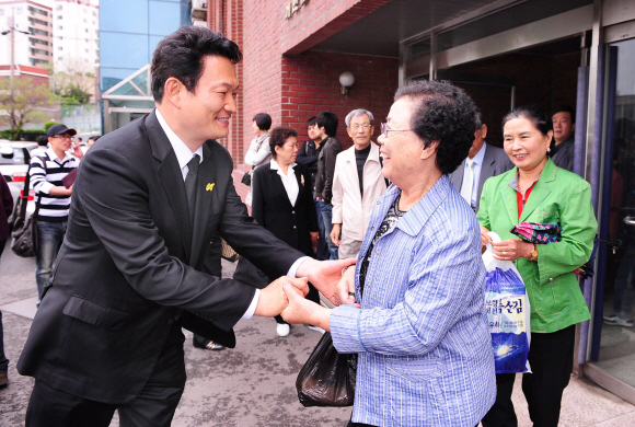 민주당 송영길 인천시장 후보가 23일 중구 내동 내리교회를 찾아 지지를 호소하고 있다.  이호정기자 hojeong@seoul.co.kr