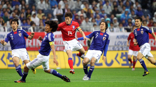 박지성(왼쪽 세 번째)이 지난 5월24일 사이타마스타디움에서 열린 일본과의 평가전에서 전반 6분 통렬한 오른발 슈팅으로 선제골 넣었다. 박지성 자신의 역대 일본전 1호골이었다. 사이타마 연합뉴스