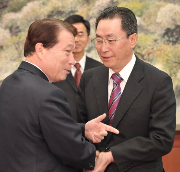 중국의 우다웨이(오른쪽) 한반도 사무 특별대표가 25일 유명환 장관과 면담하기에 앞서 악수하고 있다. 유 장관은 취재진을 가리키며 우 특별대표 방한에 대한 우리측의 높은 관심을 설명했다. 김태웅기자 tuu@seoul.co.kr