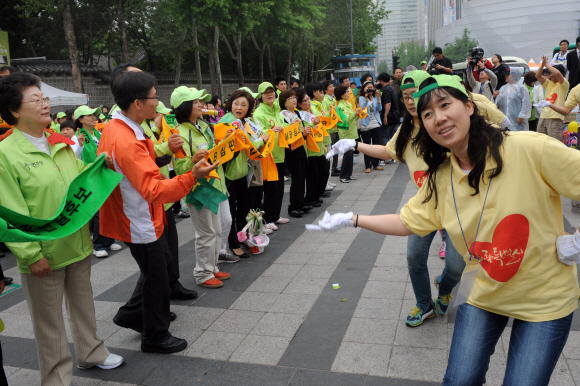 野보세요  민주당 선거운동원들이 25일 서울 대한문 앞에서 율동과 함께 당 후보에 대한 지지를 호소하고 있다. 이호정기자 hojeong@seoul.co.kr