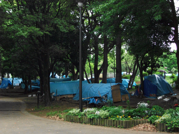 도쿄 신주쿠구 도야마 공원 내에 설치된 노숙자 텐트. 일본에서 노숙자 문제는 버블붕괴 이후 침체된 일본경제를 상징하고 있다. 도쿄 이종락특파원 jrlee@seoul.co.kr