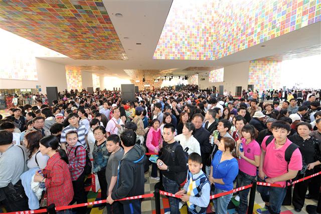 26일 중국 상하이엑스포 전시장에서 관람객들이 한국기업관에 입장하기 위해 길게 줄을 서서 기다리고 있다.  코트라 제공 