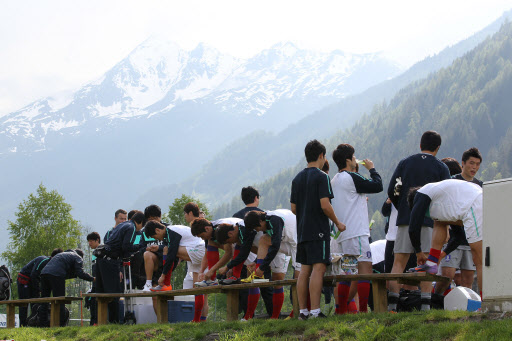 알프스 정기 받아…  26일 유럽 전지훈련지인 오스트리아 노이슈티프트에 도착한 대표팀 선수들이 알프스 산을 배경으로 캄플구장에서 첫 훈련을 갖고있다.  오스트리아노이슈티프트 연합뉴스