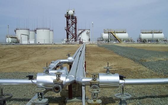 카자흐스탄 아다 광구 생산 플랫폼. 저장시설에 연결된 송유관이 길게 뻗어 있다. 한국석유공사 제공