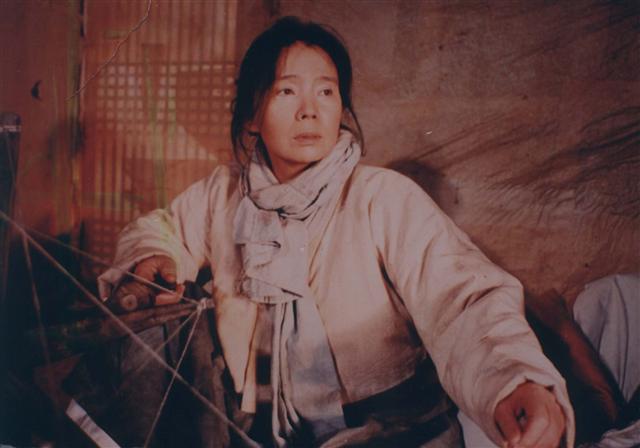 1994년 개봉 영화 ‘만무방’에서 40대 여주인공으로 출연한 배우 윤정희.  EBS 제공