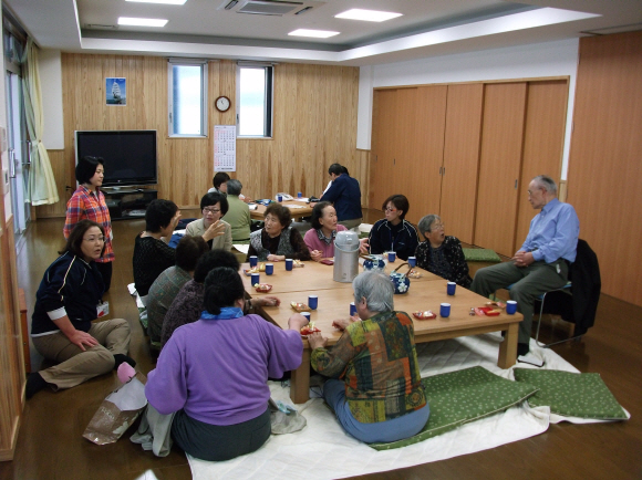 일본 가시와자키 지진 이재민들이 상담소에 모여 생활보호협의회 상담사들로부터 의료진료와 생활상담을 받고 있다.  