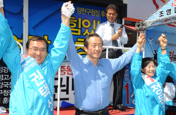 후보지원  한나라당 정몽준(가운데) 대표가 1일 서울 양천구 목2동에서 구청장 및 구의원 출마자들과 손을 잡고 유세하고 있다.  이호정기자 hojeong@seoul.co.kr