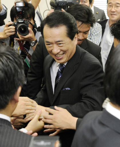 일본의 제94대 총리에 선출된 간 나오토 민주당 대표가 4일 총리 지명 투표가 실시된 국회에서 지지자들과 취재진에 둘러싸인 채 밝게 웃고 있다. 도쿄 AP 특약