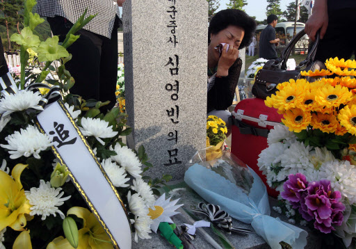 마르지 않는 눈물  현충일인 6일 천안함 46용사가 잠든 국립 대전현충원 합동묘역을 찾은 유가족들이 고인의 이름을 부르며 눈물을 흘리고 있다. 대전=연합뉴스