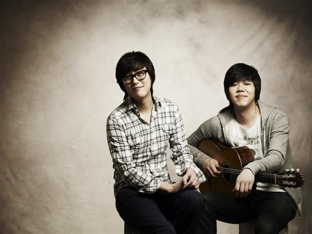 ‘베란다 프로젝트’를 결성하고 다양한 스펙트럼의 앨범을 낸 김동률(왼쪽)과 이상순.  뮤직팜 제공
