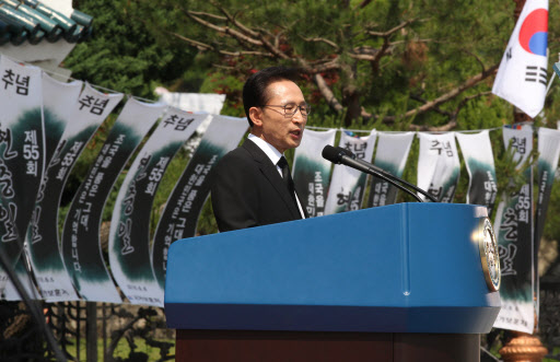 李대통령 현충일 추념사  이명박 대통령이 6일 오전 국립서울현충원에서 열린 제55회 현충일 추념식에서 추념사를 하고 있다.  이 대통령은 “국가를 위해 희생한 분들은 정부가 끝까지 책임지겠다”고 말했다. 연합뉴스