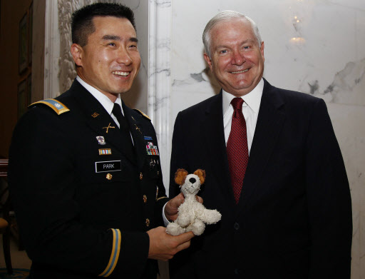로버트 게이츠(오른쪽) 미국 국방장관이 6일 싱가포르에서 개최된 아시아 안보회의에 참석한 뒤 미 국방부 한국과장 스티브 박 중령과 나란히 포즈를 취하고 있다.  싱가포르 AP 특약 