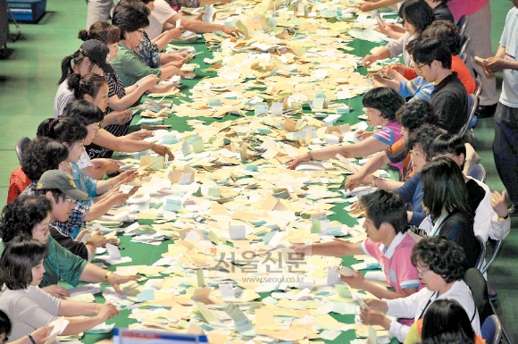 전국 동시지방선거가 실시된 지난 2일 서울 송파구 잠실학생체육관에서 개표가 진행되고 있다.  도준석기자 pado@seoul.co.kr