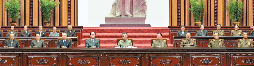 북한 김정일(가운데) 국방위원장이 7일 평양 만수대의사당에서 열린 최고인민회의 제12기 3차 회의를 주재하고 있다.  연합뉴스