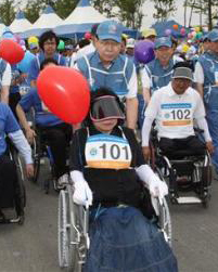 정준양(가운데) 포스코 회장이 7일 경북 포항에서 장애인한마음 걷기대회에 참석해 직접 장애인들의 휠체어를 끌고 있다. 포스코 제공
