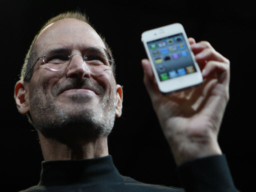 스티브 잡스 애플 최고경영자(CEO)가 7일 미국 샌프란시스코에서 열린 애플 월드와이드 개발자 콘퍼런스(WWDC)에서 아이폰 4를 들어 보이고 있다. AP=연합뉴스