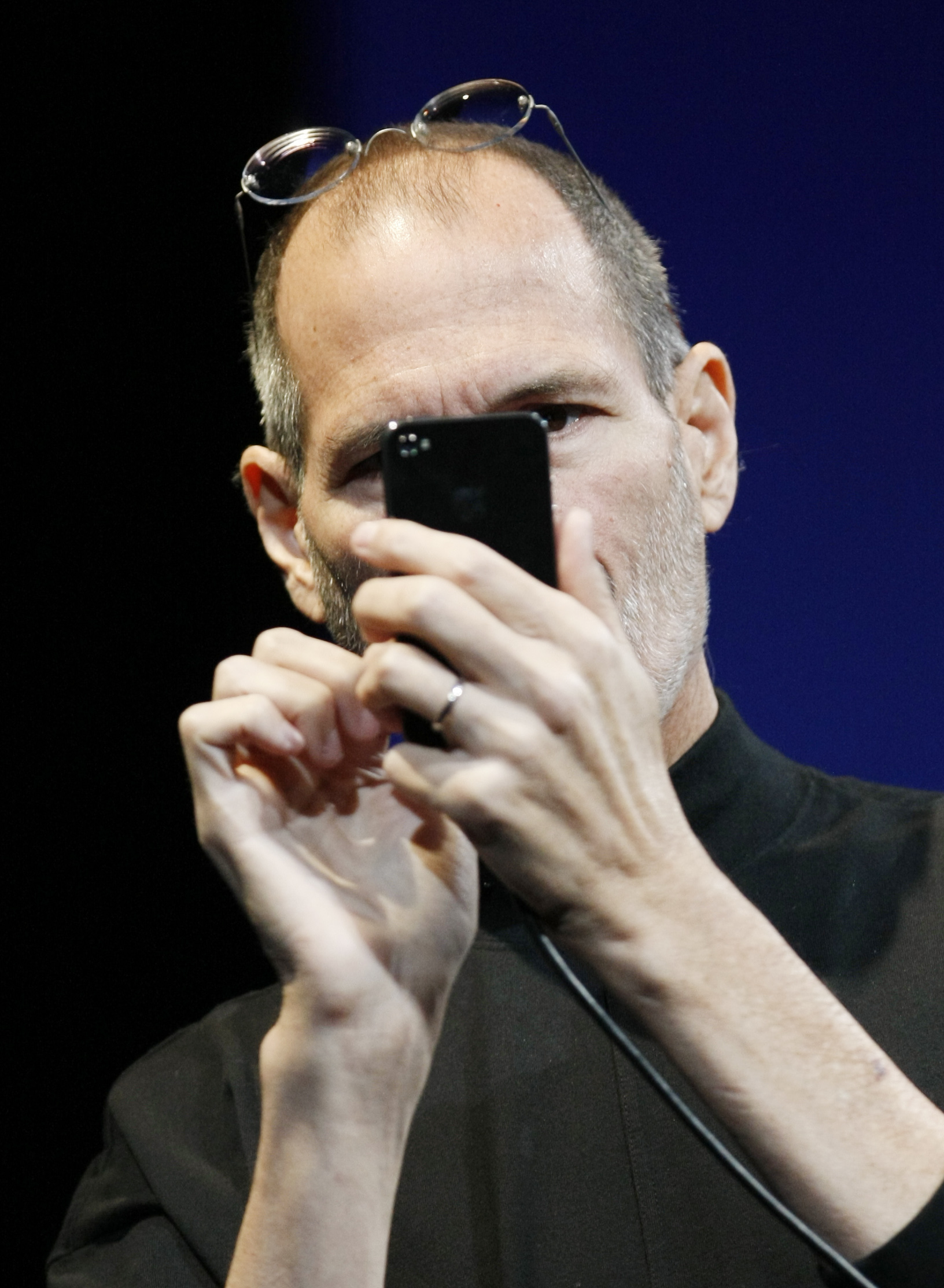 스티브 잡스 애플 최고경영자(CEO)가 7일 미국 샌프란시스코에서 열린 애플 월드와이드 개발자 콘퍼런스(WWDC)에서 아이폰4를 사용하고 있다. AP=연합뉴스