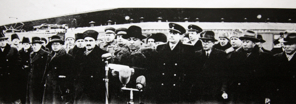 1949년 3월 모스크바를 방문, 스탈린과 회담을 가지기 전 모스크바역 앞에서 연설하고 있는 김일성.