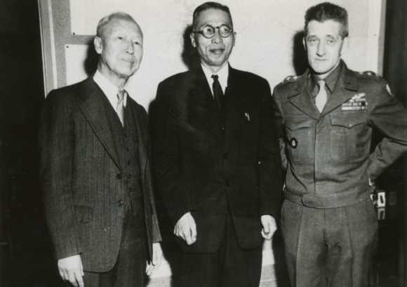1945년 11월 중국에서 귀국한 김구 선생이 이승만 박사의 주선으로 미군정 사령관인 하지 중장을 만나고 있다. 왼쪽부터 이승만·김구·하지.