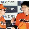 [프로야구] 장성호 얻은 독수리 싱글벙글
